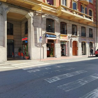 Savona, scippa una collanina dal collo di una donna: ladro colpisce in centro