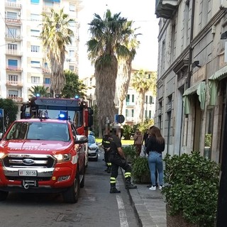Savona, attimi di apprensione per la fuoriuscita di fumo da una panetteria: Vigili del fuoco in azione