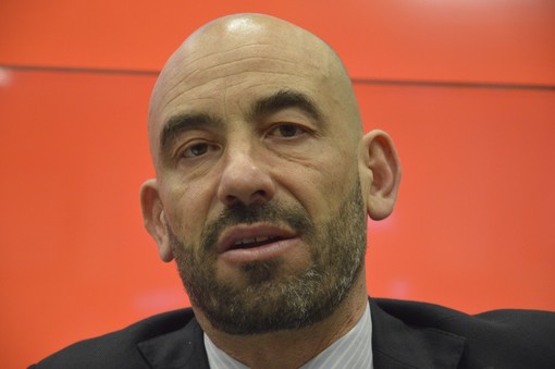 Matteo Bassetti lancia una frecciata al virologo Galli: &quot;Forse qualche mio collega lavora più per sè...&quot;