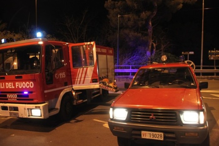 Furgone distrutto dal fuoco vicino al casello di Andora: intervento dei Vigili del Fuoco da Imperia Furgone distrutto dal fuoco vicino al casello di Andora: intervento dei Vigili del Fuoco da Imperia
