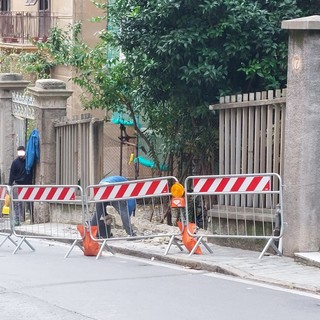 Savona, auto sbanda e sfonda un muro: ragazza in codice giallo