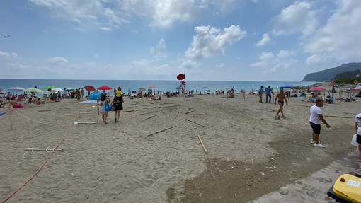 Vandalismo sulle spiagge libere di Spotorno: divelti gli stalli alla francese Vandalismo sulle spiagge libere di Spotorno: divelti gli stalli alla francese