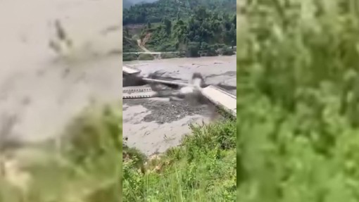 Alluvione in Nepal, la forza dell'acqua abbatte un ponte e spazza via le case Alluvione in Nepal, la forza dell'acqua abbatte un ponte e spazza via le case
