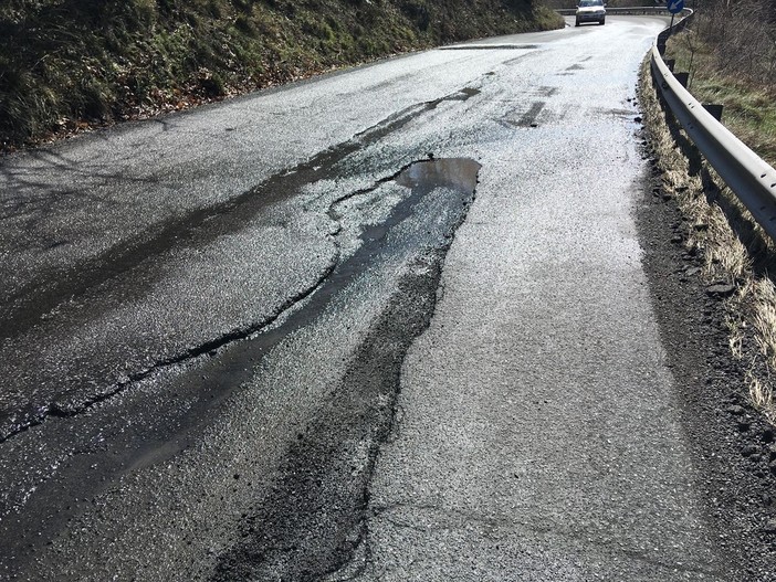 Slalom tra le buche a Stella, la protesta dei cittadini