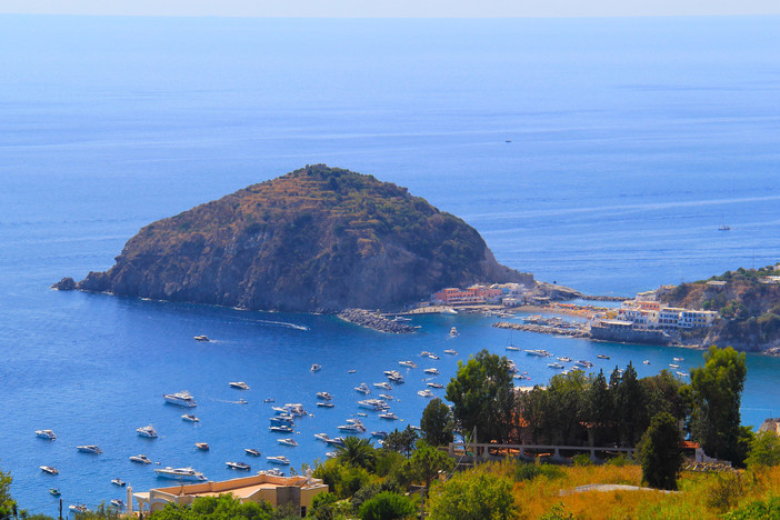 Come arrivare a Ischia e dove alloggiare