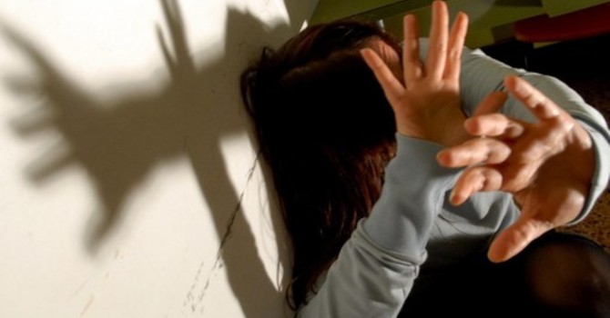 Savonese unito contro la violenza sulle donne: 27 Comuni e la Provincia aderiscono alla campagna “Mai bandiera bianca”