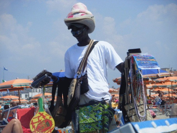 Spotorno: commercio abusivo, denunciato senegalese