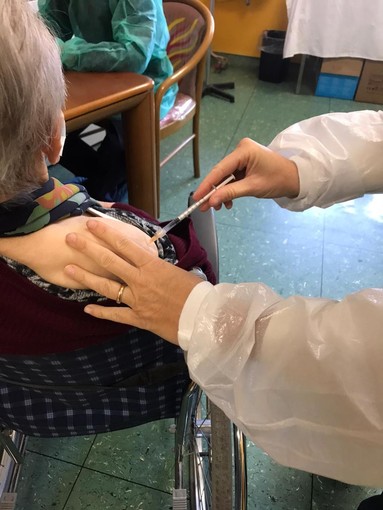 Borghetto, terza dose vaccino agli ospiti e operatori della Rsa Humanitas: vaccinata la centenaria nonna Emma