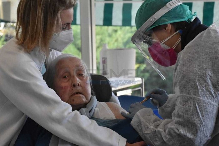 Coronavirus, lettera da Toti al commissario Arcuri e a Bonaccini: “Distribuzione vaccini in base a criterio età popolazione”