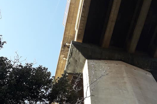 Calcinacci dal viadotto Teiro su via Scavino, il comitato: "Sfiorata l’ennesima strage di passanti a Varazze"