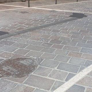 Finale, asfalto al posto delle piastrelle rotte in via Drione. Il "rattoppo" provvisorio fa discutere