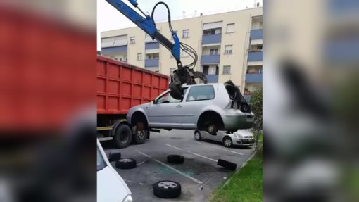 Albenga, rimossi veicoli abbandonati nella zona di via Viveri (VIDEO)