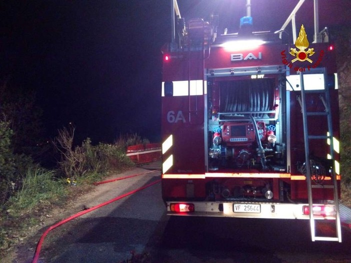 Incendio nel greto del fiume a Bastia: intervento dei vigili del fuoco Incendio nel greto del fiume a Bastia: intervento dei vigili del fuoco
