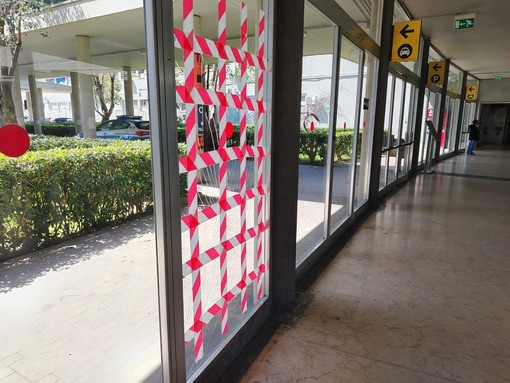 Savona, i vandali colpiscono in stazione: danneggiato un vetro