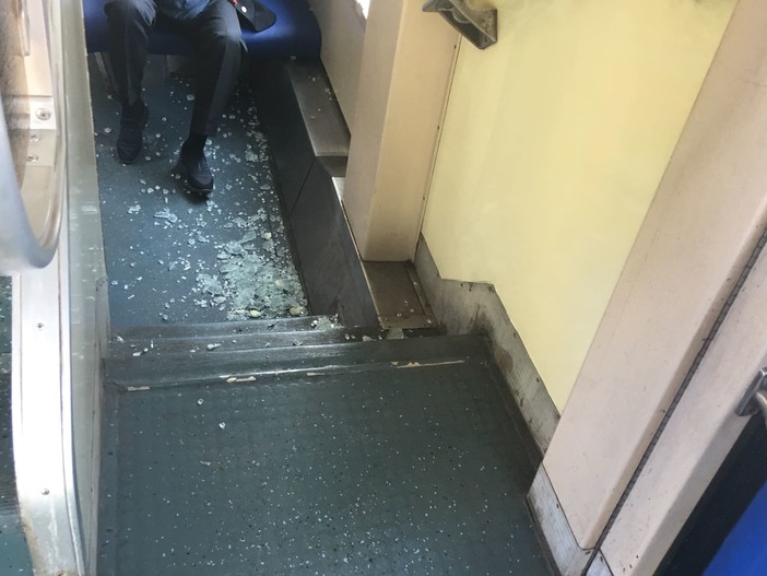 Si rompe vetro sul treno: attimi di paura tra Savona e Finale (FOTO e VIDEO) Si rompe vetro sul treno: attimi di paura tra Savona e Finale (FOTO e VIDEO)