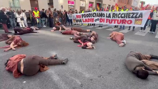Cortei a Roma, donne 'morte' a terra per raccontare il massacro di Gaza Cortei a Roma, donne 'morte' a terra per raccontare il massacro di Gaza