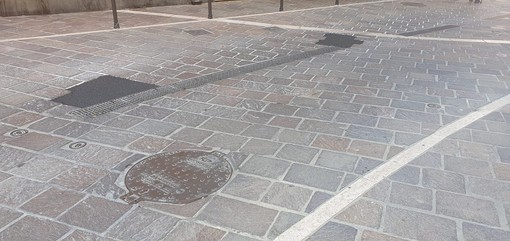 Finale, asfalto al posto delle piastrelle rotte in via Drione. Il "rattoppo" provvisorio fa discutere