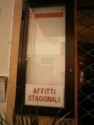 Vetrina agenzia immobiliare senza annunci; Vetrina agenzia immobiliare senza annunci;