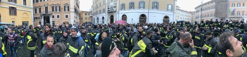 Vigili del fuoco discontinui in protesta a Roma (FOTO e VIDEO)