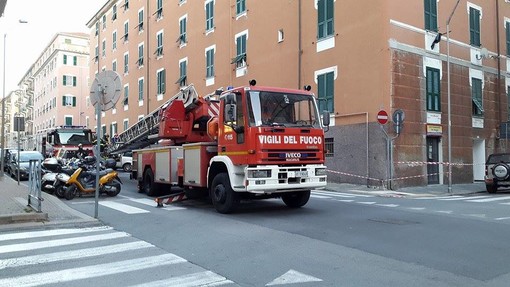 Tegole pericolanti a Savona: via Alessandria chiusa al traffico