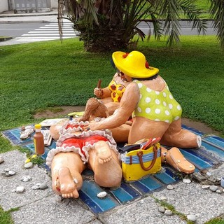 Vandalizzata l'opera "Curvy on the Beach" a Savona: rotta una gamba della "Bellezza a tutto tondo"