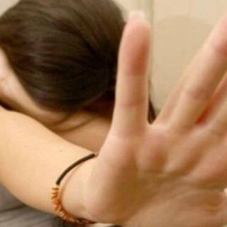 Le palpeggia il seno e le parti intime: padre savonese condannato a 9 anni e 8 mesi per violenza sessuale su minore