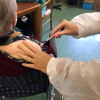 Borghetto, terza dose vaccino agli ospiti e operatori della Rsa Humanitas: vaccinata la centenaria nonna Emma