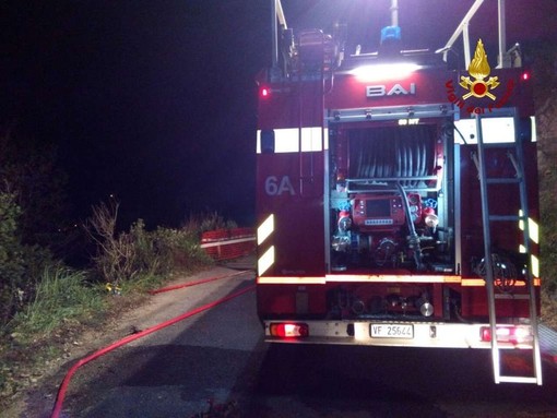 Incendio nel greto del fiume a Bastia: intervento dei vigili del fuoco Incendio nel greto del fiume a Bastia: intervento dei vigili del fuoco
