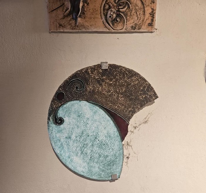 Celle, i vandali colpiscono ancora: danneggiata una piastrella in ceramica nel sottopasso della matematica