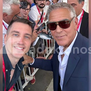 Prende due settimane di ferie per scattarsi selfie con le star, a Venezia 2026 c'è "l'acchiappavip" Prende due settimane di ferie per scattarsi selfie con le star, a Venezia 2026 c'è "l'acchiappavip"