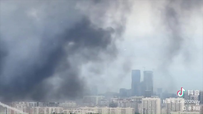 Mosca, il video svela il mistero: la raffineria colpita (anche) da un missile russo Mosca, il video svela il mistero: la raffineria colpita (anche) da un missile russo