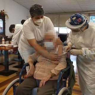 Vaccini, da giovedì al via la terza dose nelle rsa, da venerdì aperte le prenotazioni per gli over 80