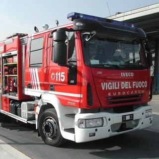 Piccolo incendio di sterpaglie a Calvisio: intervento in corso dei vigili del fuoco