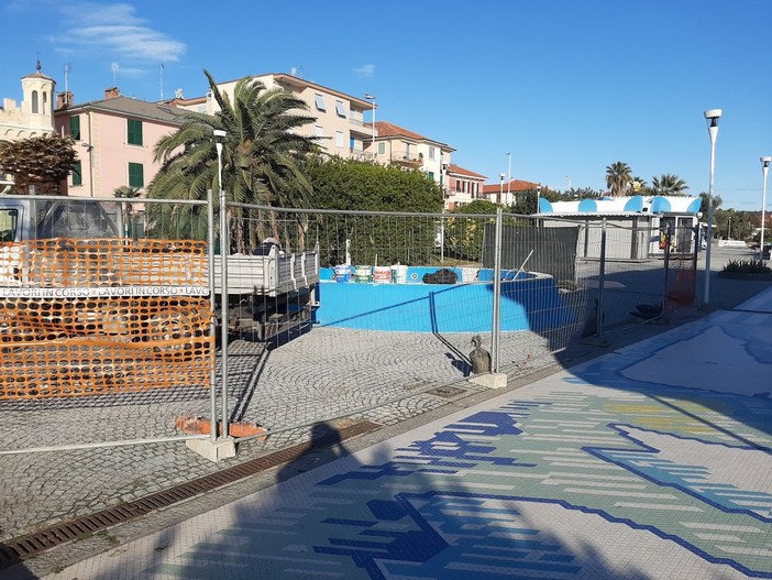 Albissola, iniziati i lavori di riqualificazione della fontana sulla Passeggiata degli Artisti (FOTO)