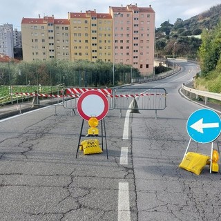 Savona: riaperta via Bonini, bonificata dopo la perdita di materiale oleoso in un incidente