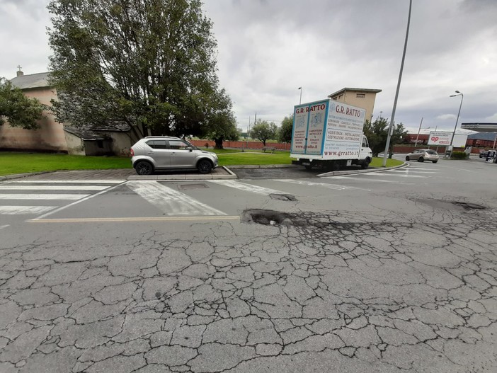 Savona, il comune stanzia 3 milioni e 647mila euro, 865mila per asfaltare le strade: attenzione su via Stalingrado Savona, il comune stanzia 3 milioni e 647mila euro, 865mila per asfaltare le strade: attenzione su via Stalingrado