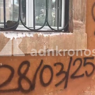 Roma, lite fra stranieri con lancio di pietre: danneggiate sette auto e un'abitazione