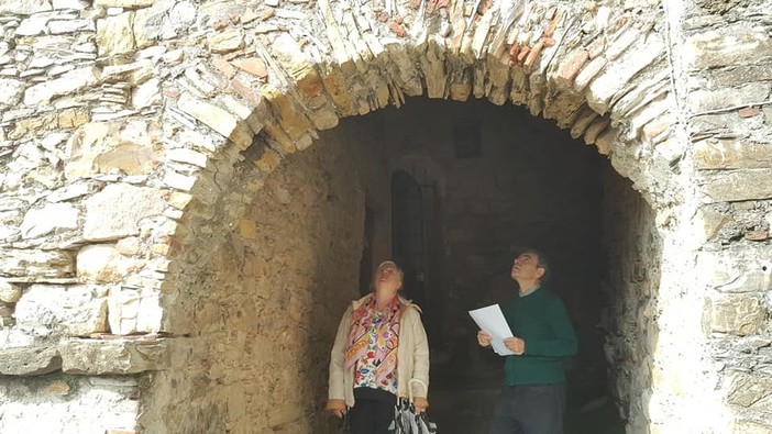 Alle origini della nostra civiltà: visita con lo storico Gianni De Moro a Chiusanico Alle origini della nostra civiltà: visita con lo storico Gianni De Moro a Chiusanico
