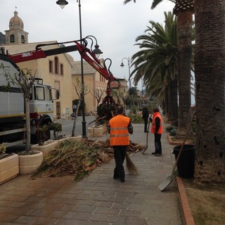 Ripulita la passeggiata di Varigotti, Guzzi:"Previsti investimenti nei prossimi mesi"