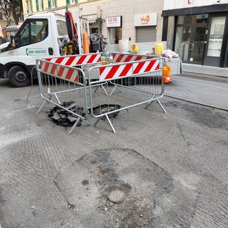 Basoli sotto via Ratti? Per ora si crea un buco nell'asfalto scarificato. Assessore Parodi: "Non ci sono problemi, per il futuro faremo indagini approfondite"