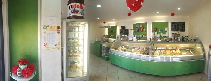 Scarpette rosse e oggettistica "in tinta" nelle vetrine di Borghetto per dire no alla violenza di genere