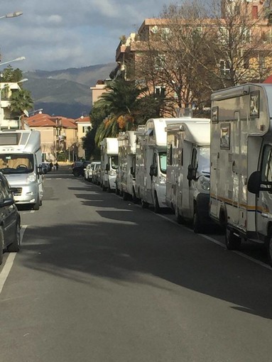 Via Vespucci ad Albenga diventa "campeggio" nei finesettimana, la preoccupazione dei residenti