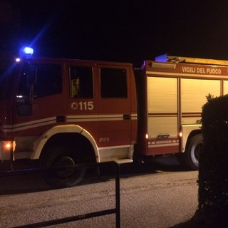 Finale, auto esce di strada e danneggia una tubatura del gas