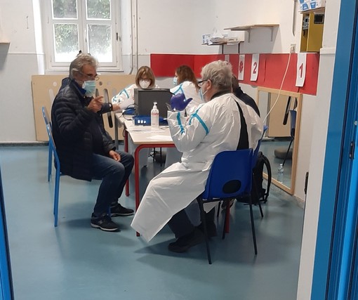 Savona, proseguono le vaccinazioni 65-69 anni in via Brilla: “Molti hanno capito l’importanza del vaccino”