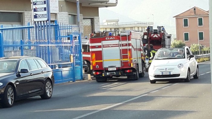 Tetto a fuoco in via delll'Agricoltura ad Albenga, intervento dei Vigili del Fuoco