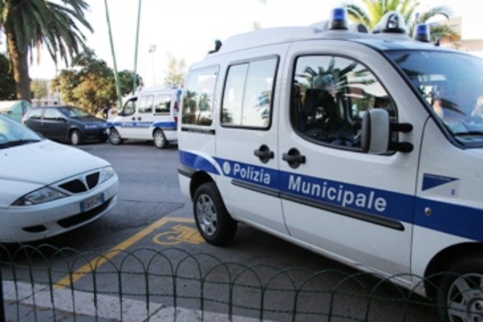 Savona: zingari all'autoporto allontanati dai vigili urbani