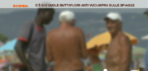 Venditori abusivi sulle spiagge, le telecamere di La7 ad Alassio e Loano:"I compratori alimentano la malavita"