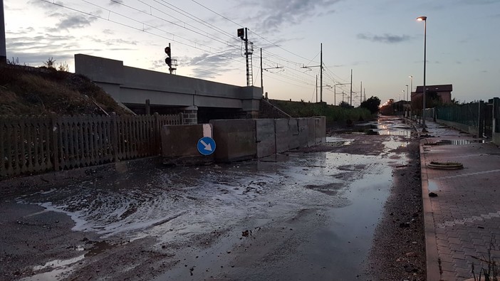 Nottata di interventi per i vigili del fuoco. Allerta meteo fino al pomeriggio di oggi