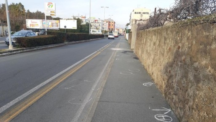 Savona, lavori in via Nizza per la riparazione di una conduttura fognaria lesionata