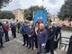 Il partigiano &quot;Gin&quot; alla sinistra del sindaco di Vado Monica Giuliano alla cerimonia di consegna alla città della medaglia d'argento al valore militare